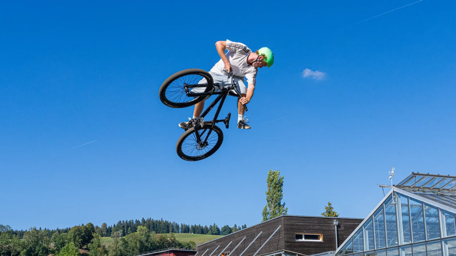 Jerome Hollinger zeigt, wie der Pumptrack befahren werden kann.