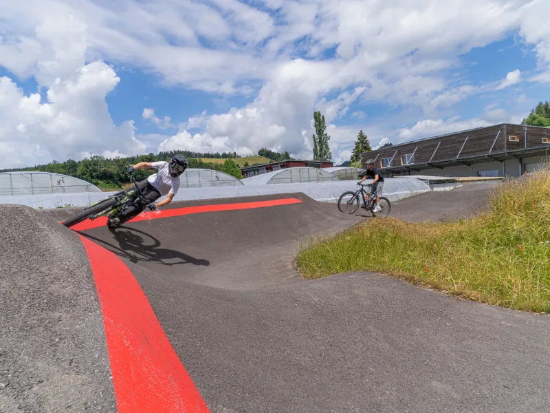 Action auf dem Pumptrack B&auml;rau