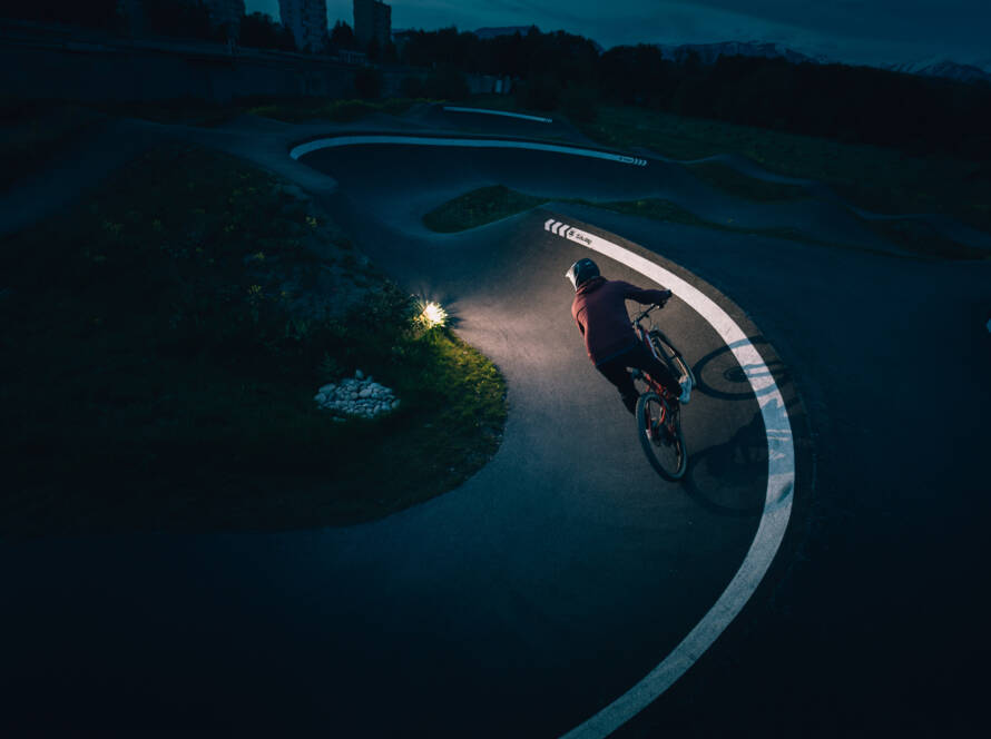 Pumptrack in Bärau - Biker fährt Steilwandkurve (Symbolbild)