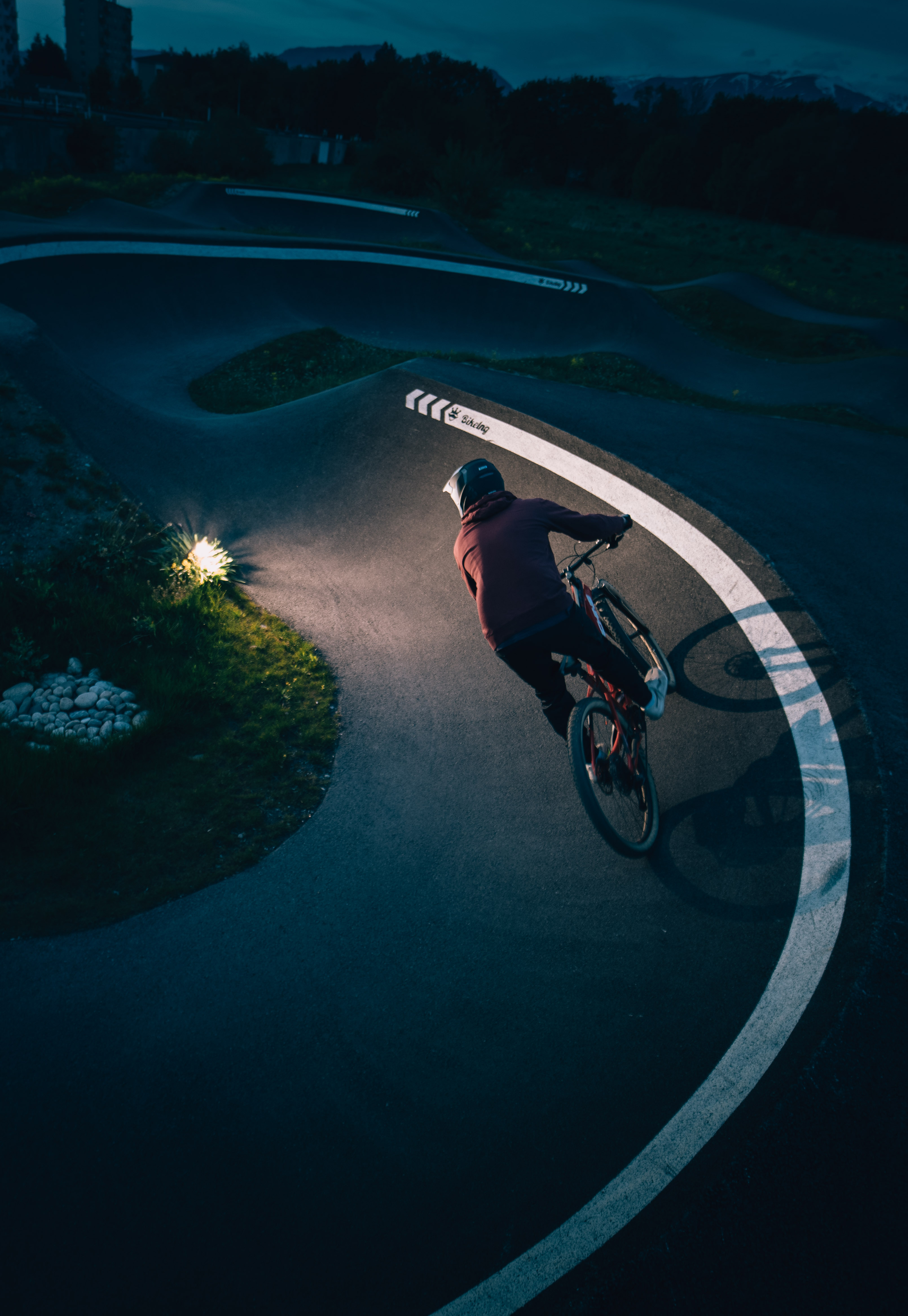 Pumptrack in Bärau - Biker fährt Steilwandkurve (Symbolbild)